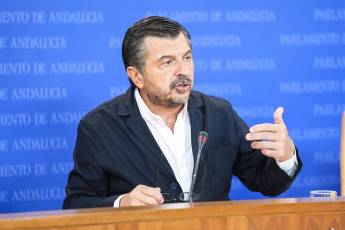 El portavoz del Grupo Parlamentario Popular, Toni Martín, durante la ronda de ruedas de prensa de portavoces de los grupos parlamentarios en el Parlamento de Andalucía, a 1 de octubre de 2025 en Sevilla (Andalucía, España). Los portavoces de los grupos pa