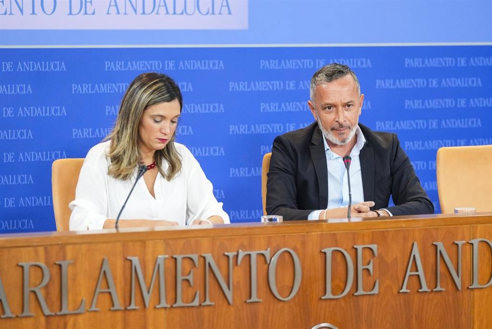 La portavoz del Grupo Parlamentario Socialista, María Márquez, (i) junto al portavoz adjunto del Grupo Parlamentario Socialista, Rafael Recio, (d) durante la ronda de ruedas de prensa de portavoces de los grupos parlamentarios en el Parlamento de Andalu