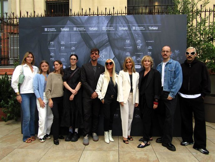 El director del CCAM, Moisés Rodríguez, y la jefa del área de moda y project manager de la 080 Barcelona Fashion, Marta Coca, junto a diseñadores