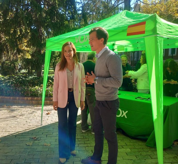 La portavoz de Vox en la Asamblea de Madrid y portavoz nacional de Agenda España, Isabel Pérez Moñino, junto al portavoz de Vox en el Parlamento de La Rioja, Ángel Alda.