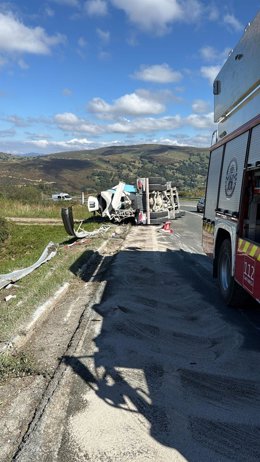 El puerto del Escudo se cortará al tráfico mientras se retira el camión que volcó este martes