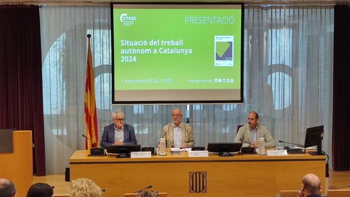 El secretario de Trabajo, Francisco Ramos, el presidente del Ctesc, Ciriaco Hidalgo, y el consejero del Ctesc en representación de Pimec, Carles Mas, en la presentación del informe 'Situació del treball autònom a Catalunya 2024'.