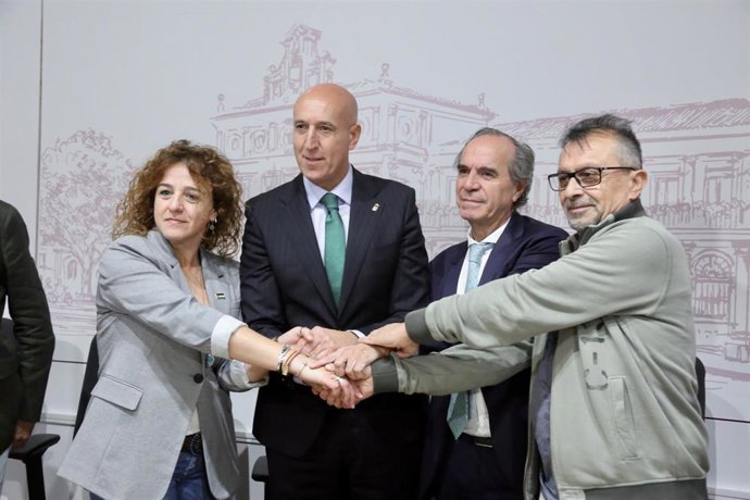 El alcalde de León, José Antonio Diez (segundo por la izquierda), junto a representantes de la FELE, CCOO y UGT tras la firma del acuerdo marco del Diálogo Social.
