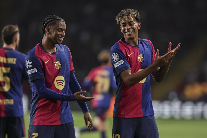Archivo - Lamine Yamal of FC Barcelona celebrates a goal with Alejandro Balde during the UEFA Champions League 2024/25 quarter-final first leg, match between FC Barcelona and Borussia Dortmund at Estadi Olimpic Lluis Companys on April 09, 2025 in Barcelon