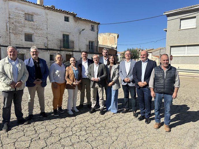 El presidente del PP Teruel, Joaquín Juste, con otros miembros del PP provincial en Azaila.