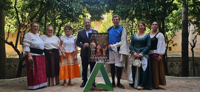 Foto de familia, con delegado del Gobierno andaluz y el alcalde de Los Molares en el centro, en la presentación de la Feria de la Seda de la localidad.