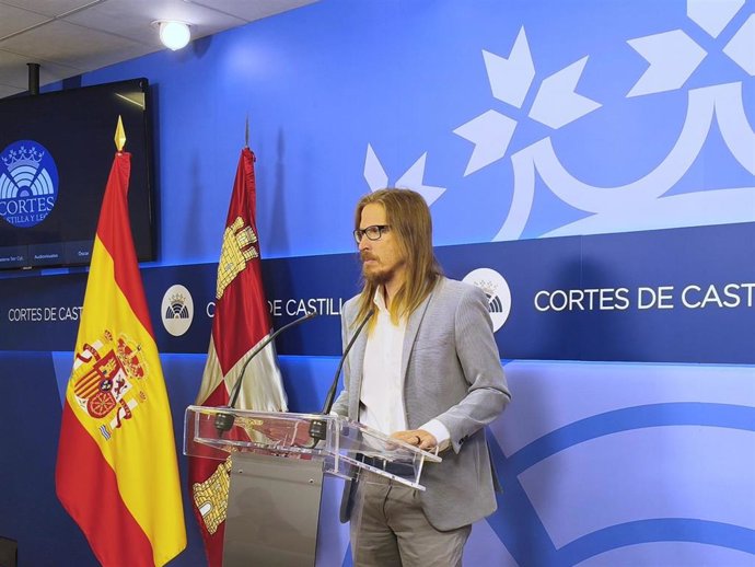 El procurador de Unidas Podemos y coportavoz estatal de Podemos, Pablo Fernández, durante una rueda de prensa en las Cortes de Castilla y León.
