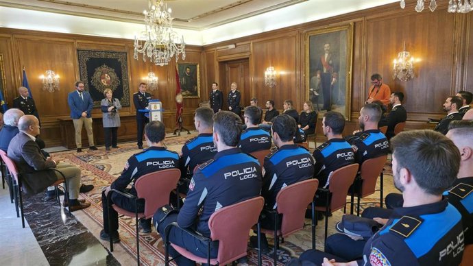 La alcaldesa de Avilés, Mariví Monteserín, ha dado este miércoles la bienvenida a los doce nuevos agentes que se incorporan a la plantilla de la Policía Local.