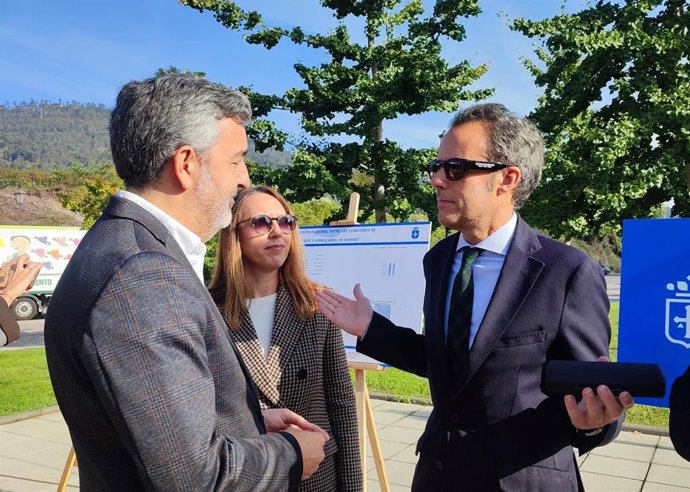 El consejero de Movilidad, Medio Ambiente y Gestión de Emergencias del Principado, Alejandro Calvo, y el concejal de Planeamiento y Gestión Urbanística del Ayuntamiento de Oviedo, Ignacio Cuesta, hablan sobre el vial de La Corredoria