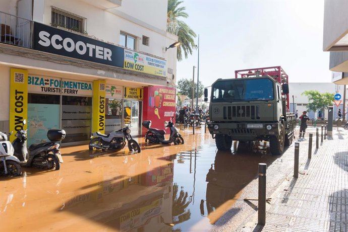 Um veículo militar opera em Ibiza após um dia de chuva, em 1º de outubro de 2025, em Ibiza, Ilhas Baleares, Espanha. As inundações em Ibiza deixaram 1.200 pessoas sem eletricidade no município de Vila. Além disso, várias estradas continuam interrompidas.