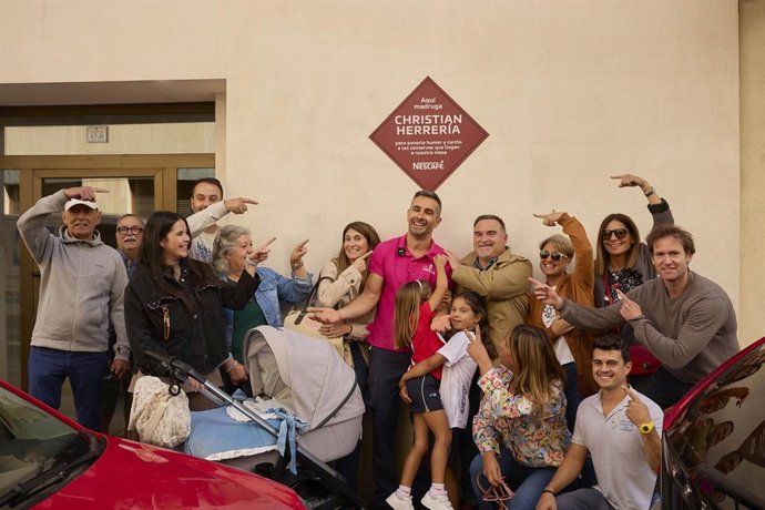 Christian Herrería y su familia con la placa