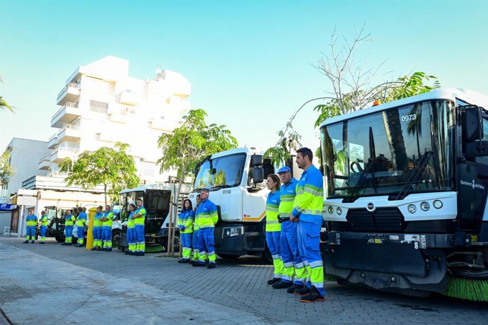Personale de Emaya con vehículos especializados.