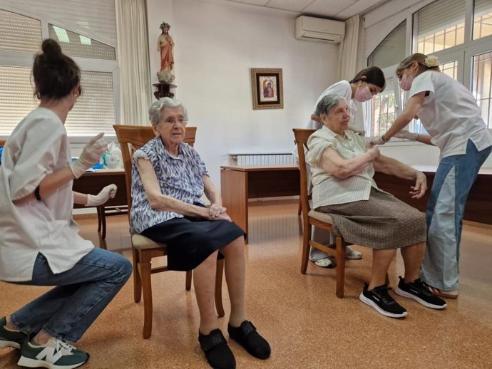 Inicio de la campaña de vacunación en la residencia de las Claretianas del barrio Oliver.