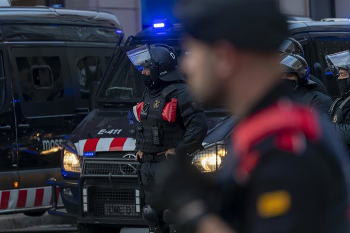 Archivo - La plaza Bonanova blindada por los Mossos d'Esquadra en la  plaza Bonanova a varios manifestantes antiokupas durante una manifestación convocada por la empresa de desahucios extrajudiciales, Desokupa, contra la ocupación de los inmuebles de la p