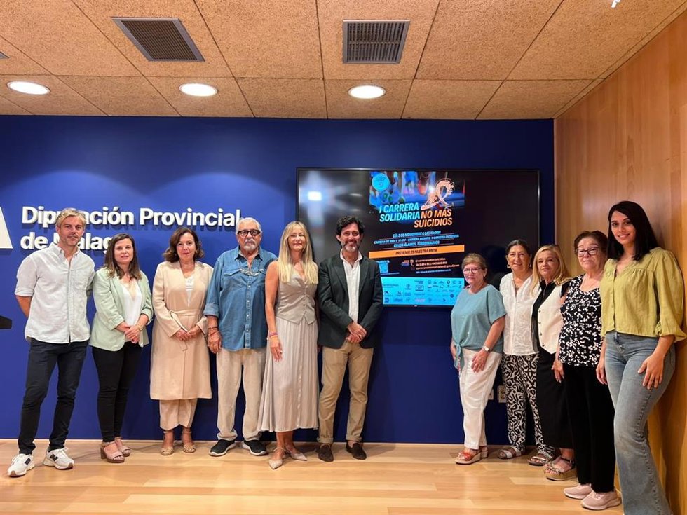 El diputado de Centros Asistenciales, Tercer Sector y Cooperación Internacional, Francisco José Martín, junto a Teresa González, organizadora de la carrera, y Pepe Muñoz, representante de la Asociación Alhelí, durante la presentación de esta iniciativa