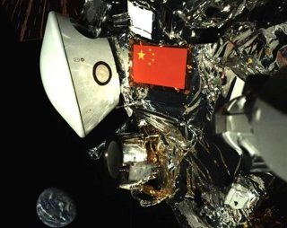Esta imagen publicada por la Administración Nacional del Espacio de China (CNSA) el 1 de octubre de 2025 muestra una vista de la sonda Tianwen-2 junto a la Tierra, capturada por la sonda durante su viaje al espacio profundo.