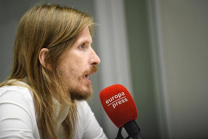 Archivo - El secretario de Organización y coportavoz de Podemos, Pablo Fernández, durante una entrevista para Europa Press.