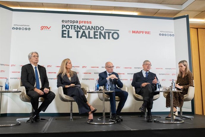 El rector de la Universidad de Álcala, la directora de Santander Universidades, el secretario General de Universidades y el presidente de UNIR, en la jornada 'Potenciando el talento'.