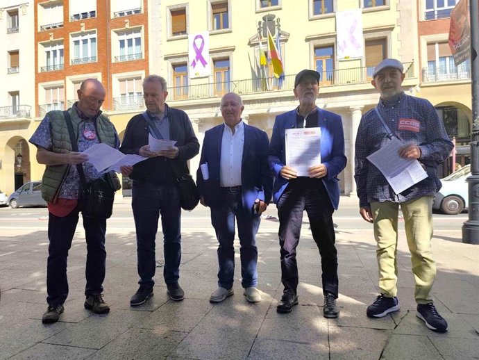Pensionistas de CC.OO y UGT se reunen con la delegada del Gobierno, Beatriz Arraiz