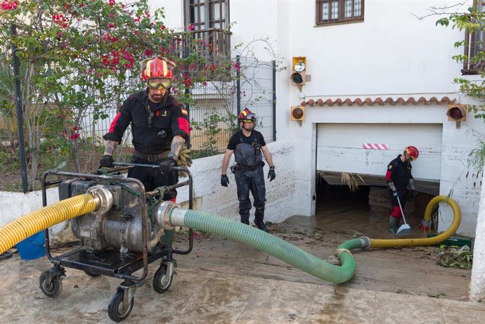Militares de la UME desatascan un garaje tras las lluvias.