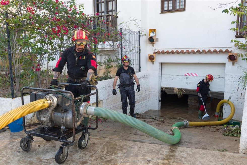 Militares de la UME desatascan un garaje tras las lluvias.