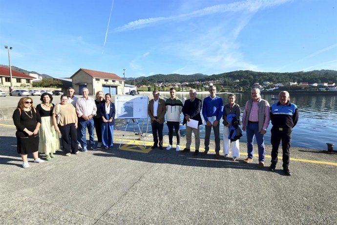 La conselleira do Mar, Marta Villaverde, en Muros