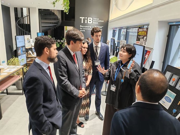 El consejero de Ciencia, Borja Sánchez, y el director general de Asturias, Bruno López (primero por la izquierda) atienden las explicaciones de una técnico del hub de innovación de la capital nipona.