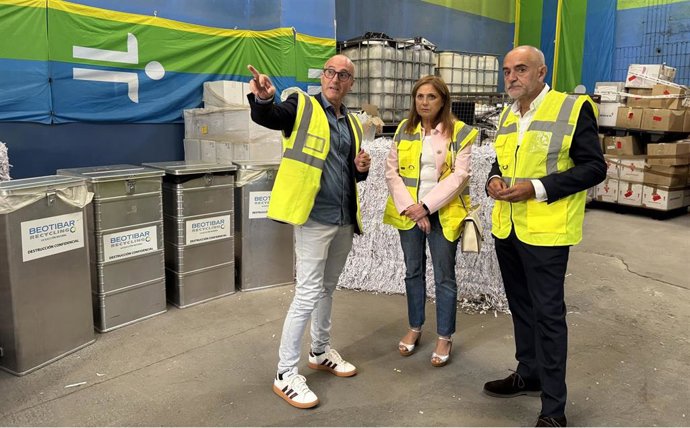 Iñigo Jalón, de Beotibar Recycling, junto a María Jesús San José y Alfonso Gómez en una visita a la empresa
