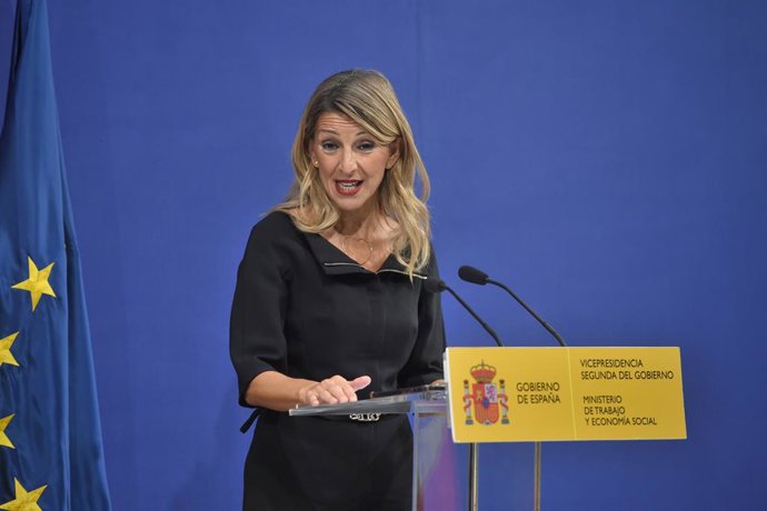 La vicepresidenta segunda y ministra de Trabajo y Economía Social, Yolanda Díaz, durante un encuentro con la comisión de expertos del Salario Mínimo Interprofesional (SMI), en la sede del Ministerio, a 1 de octubre de 2025, en Madrid (España). El fin de l