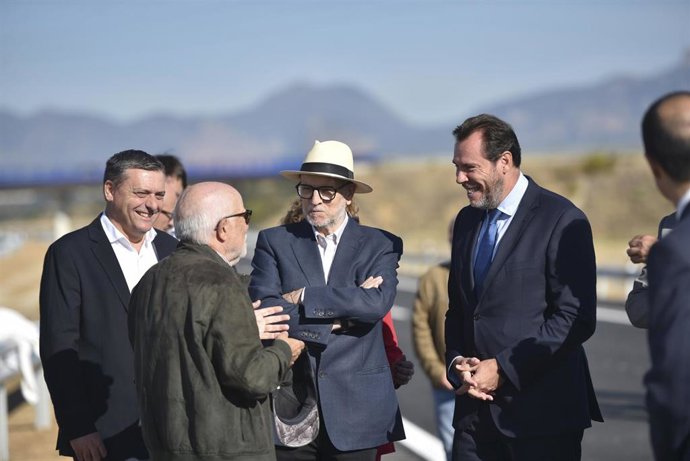 El ministro de Transportes y Movilidad Sostenible, Óscar Puente, preside la puesta en servicio del último tramo de la A-22, que conecta Siétamo con Huesca, a 1 de octubre de 2025, en Huesca, Aragón (España). 
