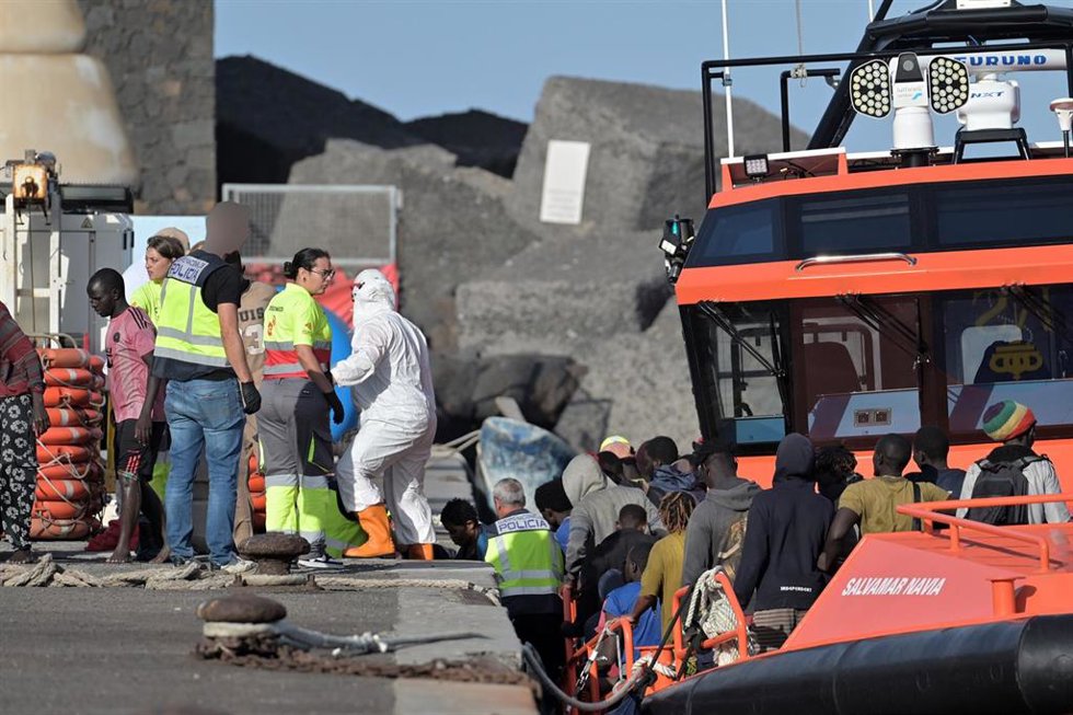 Efectivos de emergencias atienden a personas en el Muelle de la Restinga, El Hierro, Canarias (España). 