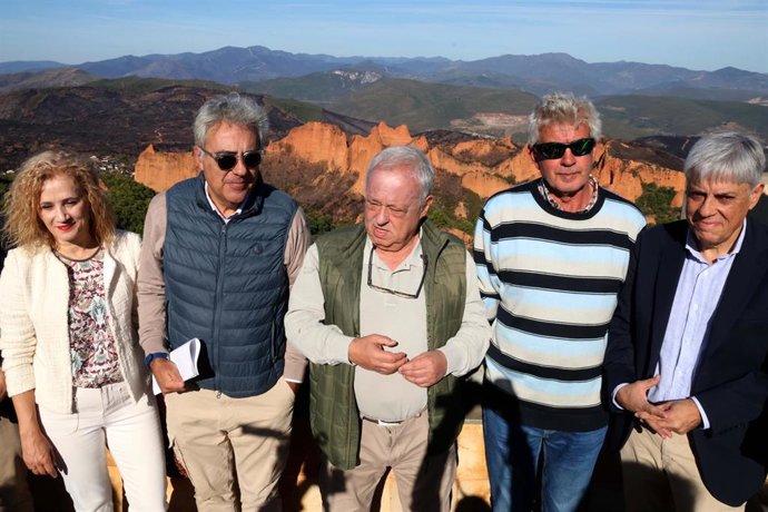 El consejero de Cultura, Turismo y Deporte, Gonzalo Santonja (centro), durante su visita a las obras de rehabilitación del Mirador de Orellán  de Las Médulas (León), afectado por el incendio.