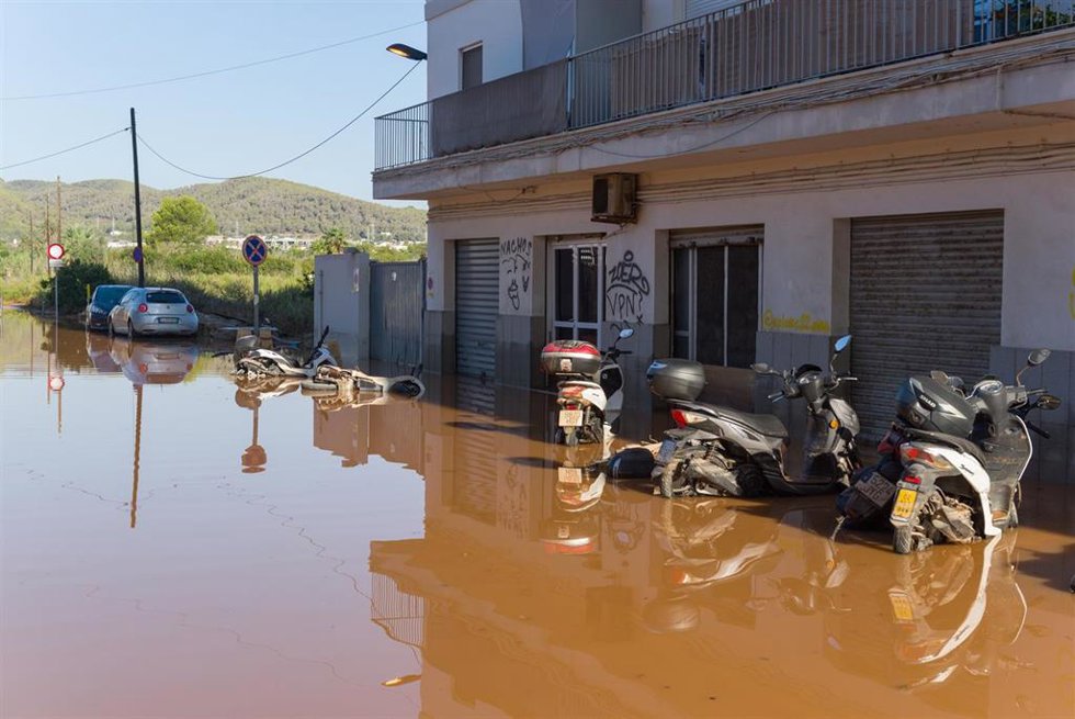 Una calle anegada de agua tras las lluvias, a 1 de octubre de 2025, en Ibiza, Baleares (España). Las inundaciones en Ibiza han dejado a 1.200 personas sin luz en el municipio de Vila.