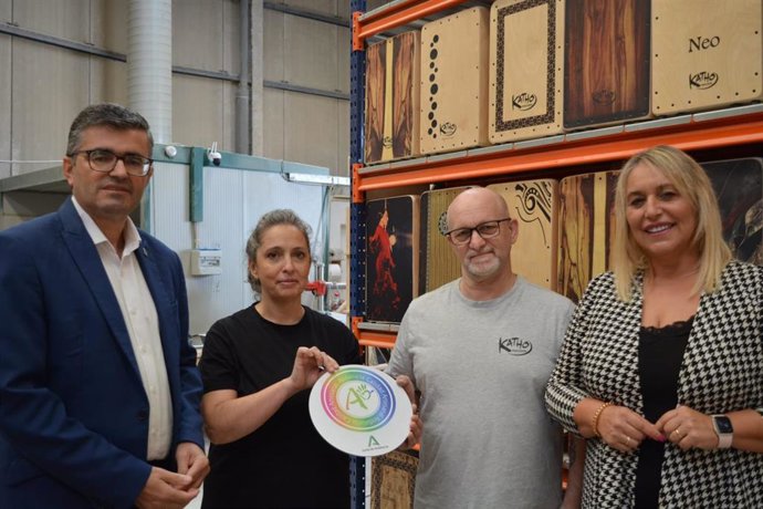 Junta da el distintivo 'Andalucía, Calidad Artesanal' al fabricante de cajones flamencos Antonio García Baca.