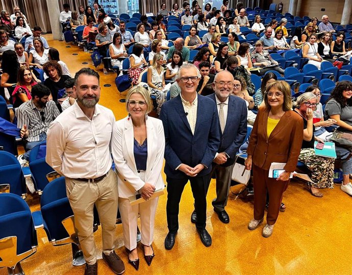 El consejero de Salud, Juan José Pedreño, inauguró la IV Jornada de la Red Centinela Sanitaria de la Región de Murcia, que reconoce el trabajo de los profesionales de Atención Primaria, Salud Pública, Microbiología e Informática.