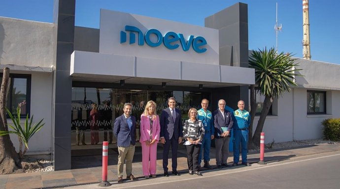 Autoridades en su visita a las instalaciones de Moeve en Palos de la Frontera (Huelva).