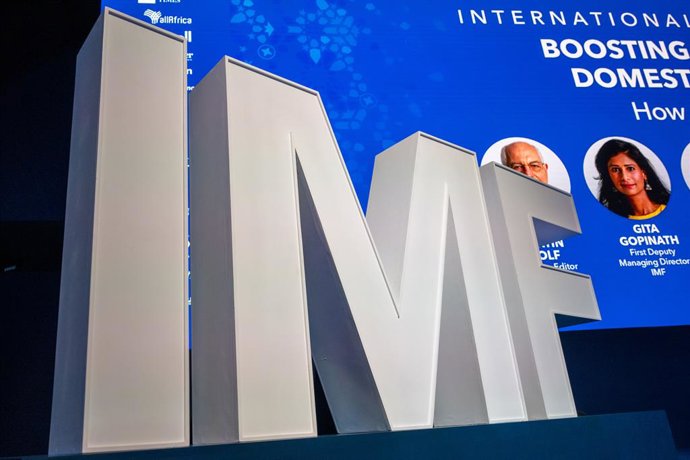 Archivo - Arquivo - 12 de outubro de 2023, Marrocos, Marrakech: Um logotipo do FMI (Fundo Monetário Internacional) pode ser visto em pé em uma reunião da reunião anual do Fundo Monetário Internacional e do Banco Mundial. Foto: Christophe Gateau/dpa