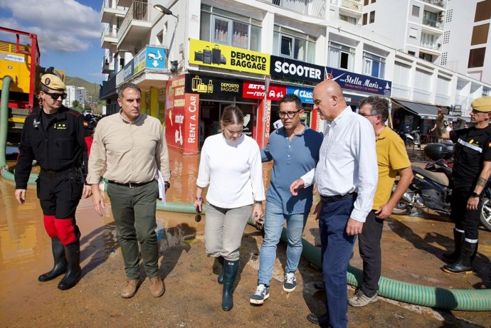 La presidenta del Govern, Marga Prohens, visitando las zonas inundadas por las lluvias torrenciales en Ibiza