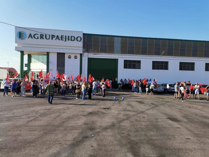 Protesta frente a la sede de Agrupaejido por el ERTE al 95 por ciento de la plantilla.