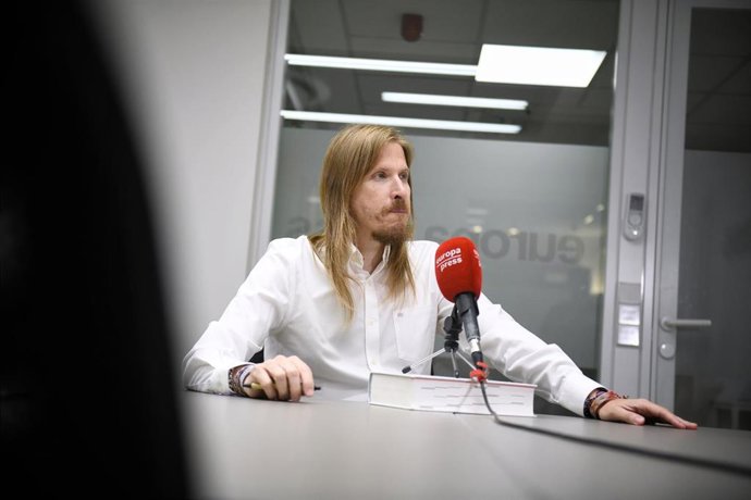 Archivo - El secretario de Organización y coportavoz de Podemos, Pablo Fernández, durante una entrevista para Europa Press.