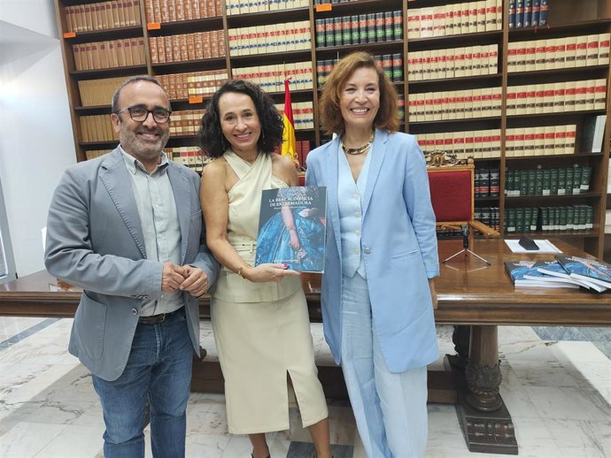 La presidenta del TSJEx, María Félix Tena; el presidente de la Diputación Provincial de Cáceres, Miguel Ángel Morales, y la experta en arte Rosa Perales