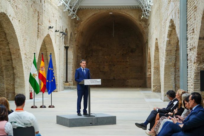 Moreno comparece ante los medios tras el Consejo de Gobierno andaluz en las recién estrenadas Atazaranas.