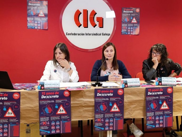 La responsable de Formación de CIG-Ensino, Ana Rodiño; la secretaria nacional, Laura Arroxo; y la docente de Lingua y delegada sindical, Sofía Rama, en rueda de prensa, en Santiago.