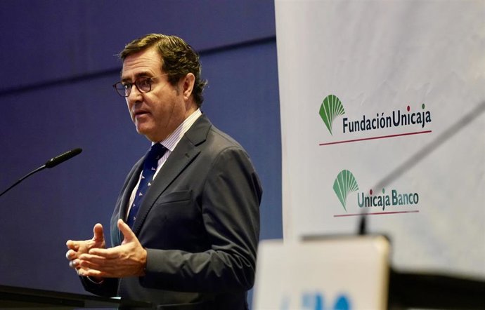 Archivo - El pesidente de la CEOE, Antonio Garamendi, durante su  participación  en el Foro 'Diálogos 120 Aniversario ABC' a 18 de diciembre del 2023 en Málaga (Andalucía, España)