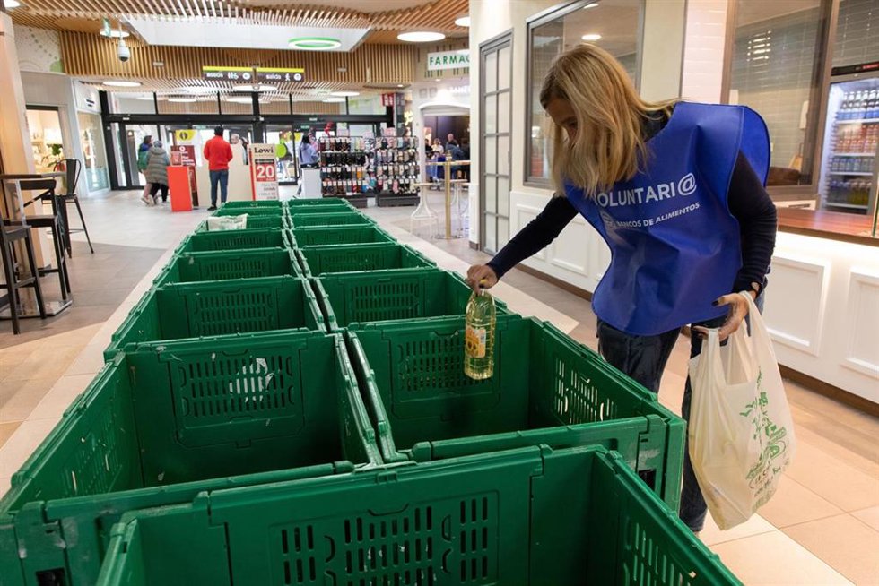 Archivo - Miembros de la Federación Española de Bancos de Alimento (FESBAL) realizando labores de recogida de alimentos, en un supermercado de Alcobendas.