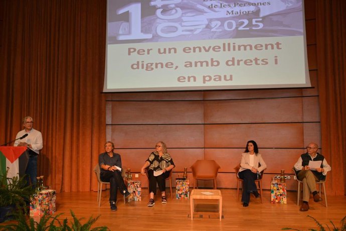 Acto reivindicativo 'Per un envelliment digne, amb drets i pau', con los secretarios generales de UGT PV y CCOO PV, Tino Calero y Ana García, por el Día Internacional de las Personas Mayores