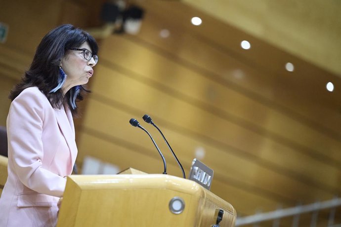 La ministra de Igualdad, Ana Redondo, interviene durante un pleno en el Senado, a 1 de octubre de 2025, en Madrid (España).  El PSOE ha registrado una moción en el Senado para que el PP se posicione en contra del "genocidio’’ de Israel en Gaza y Cisjordan