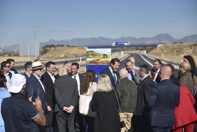 El ministro de Transportes y Movilidad Sostenible, Óscar Puente, preside la puesta en servicio del último tramo de la A-22, que conecta Siétamo con Huesca, a 1 de octubre de 2025, en Huesca, Aragón (España). 