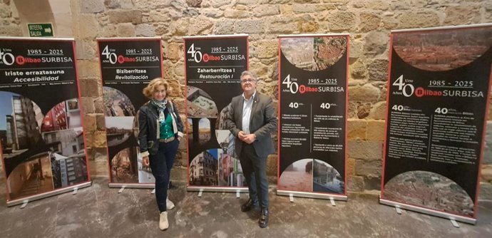 El Concejal De Regeneración Urbana De Bilbao Y Presidente De Surbisa, Jon Bilbao, Y La Directora-Gerente De La Sociedad, Marta Ibarbia, En La Exposición.
