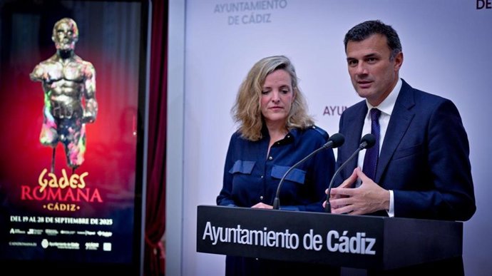 El alcalde de Cádiz, Bruno García, acompañado por la teniente de alcalde de Cultura, Maite González, hace balance del programa Cádiz Romana